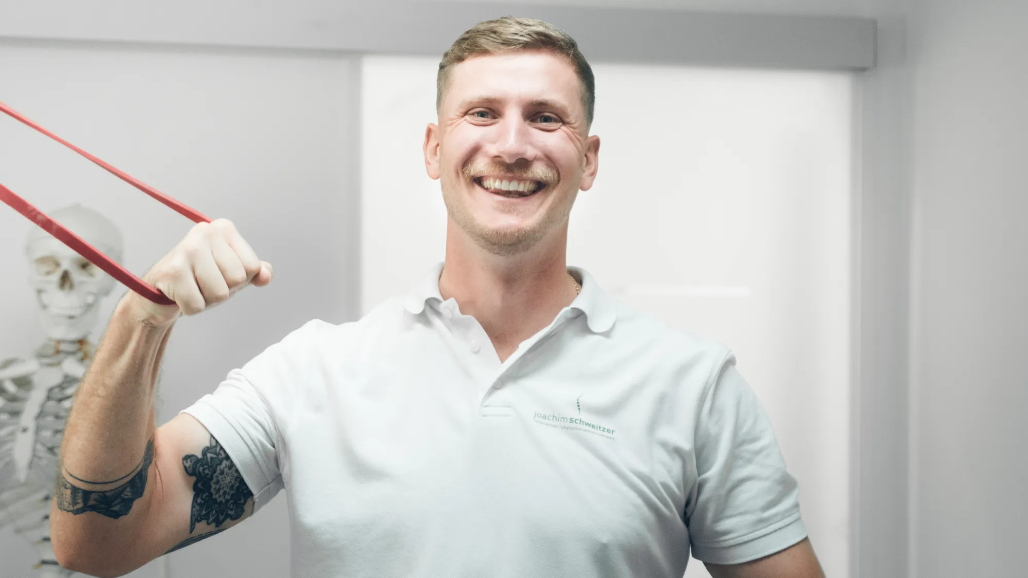 Jakob Schweitzer zeigt eine Übung mit dem Theraband für zu Hause