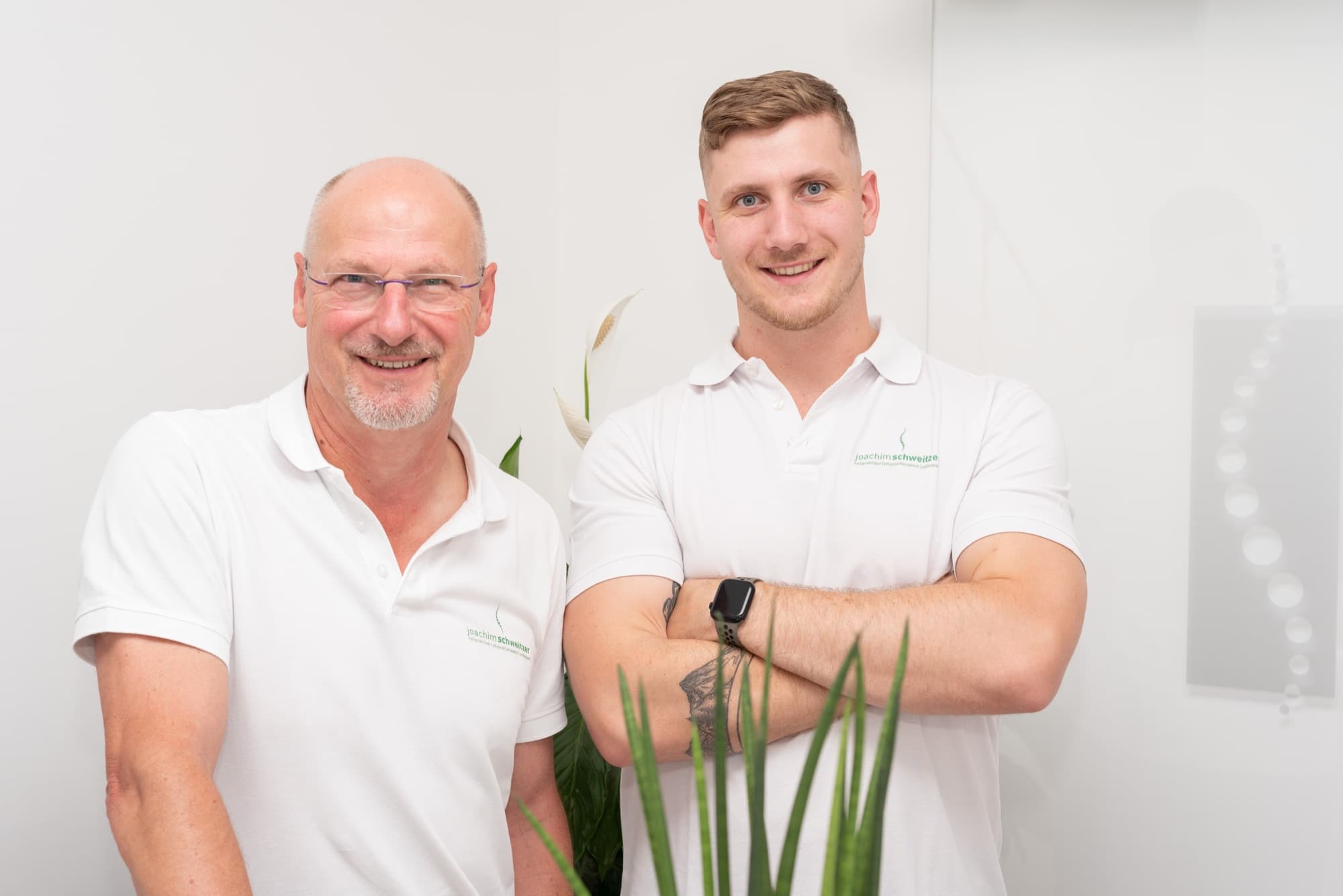 Joachim und Jakob Schweitzer in ihrer Praxis für Physiotherapie und Osteopathie in Passau