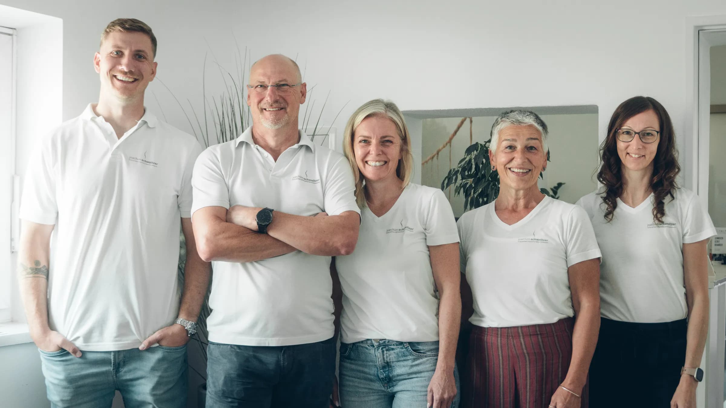 Das fünfköpfige Team der Praxis Schweitzer in Passau in weißen Praxisshirts