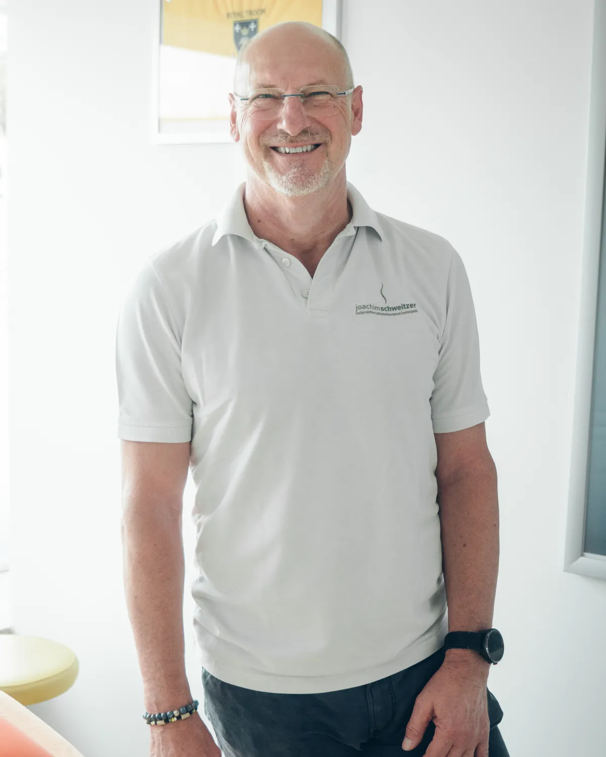 Joachim Schweitzer, Osteopath und Physiotherapeut, in seiner Praxis in Passau