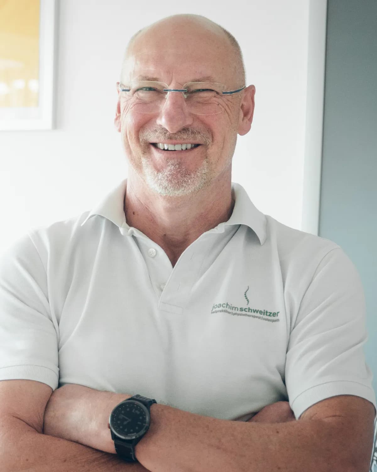 Joachim Schweitzer, Heilpraktiker, in seiner Praxis in Passau