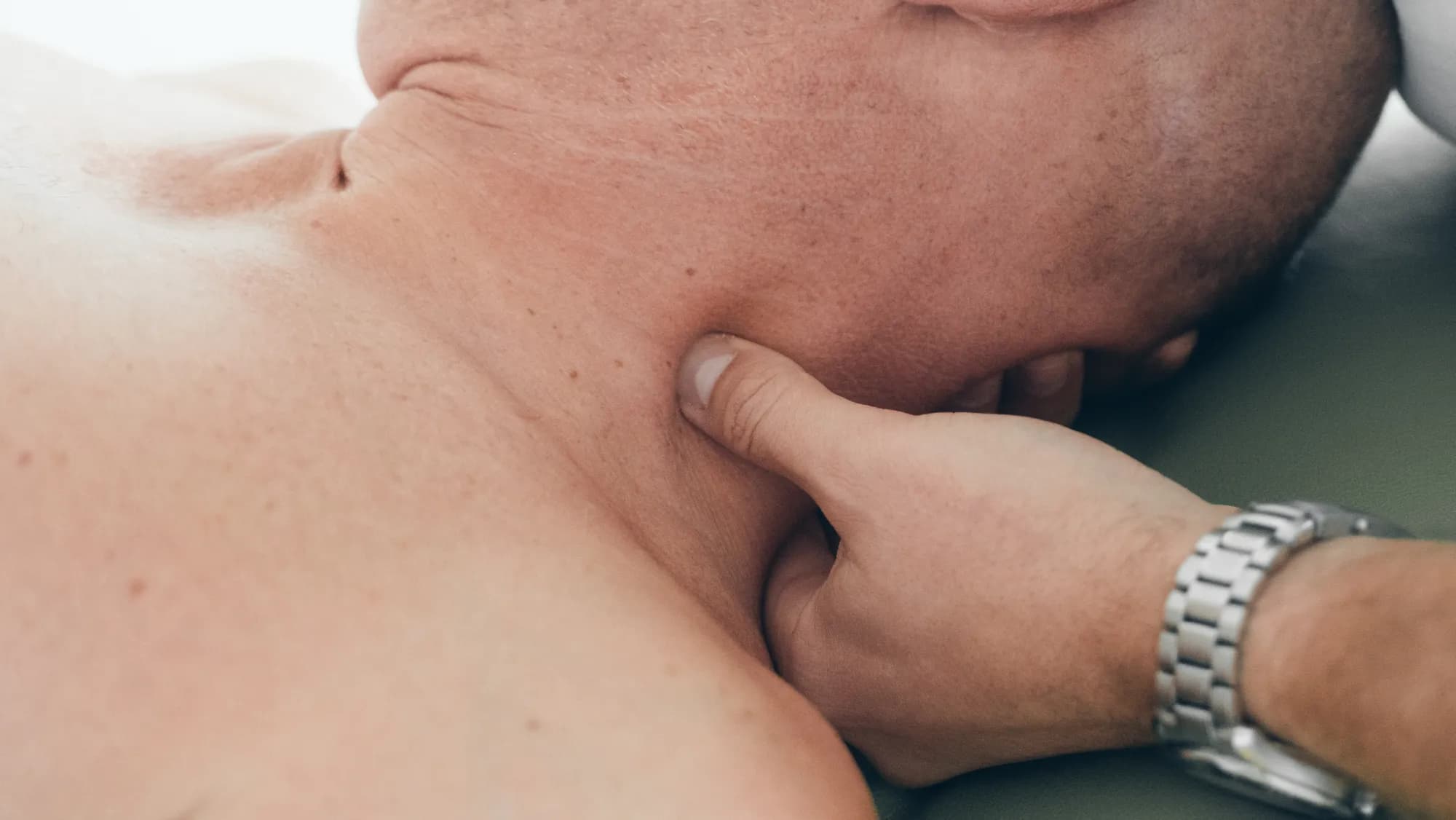Daumen setzt punktgenau am Nacken an: Topisch Manuelle Schmerztherapie in der Praxis Schweitzer in Passau